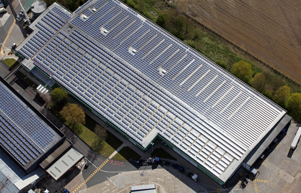 Levage de panneaux de toiture d'un bâtiment industriel - Lelieur