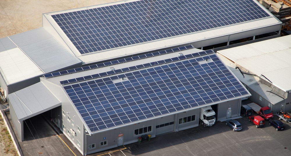 Installation de panneaux solaires sur un bâtiment commercial  les avantages économiques