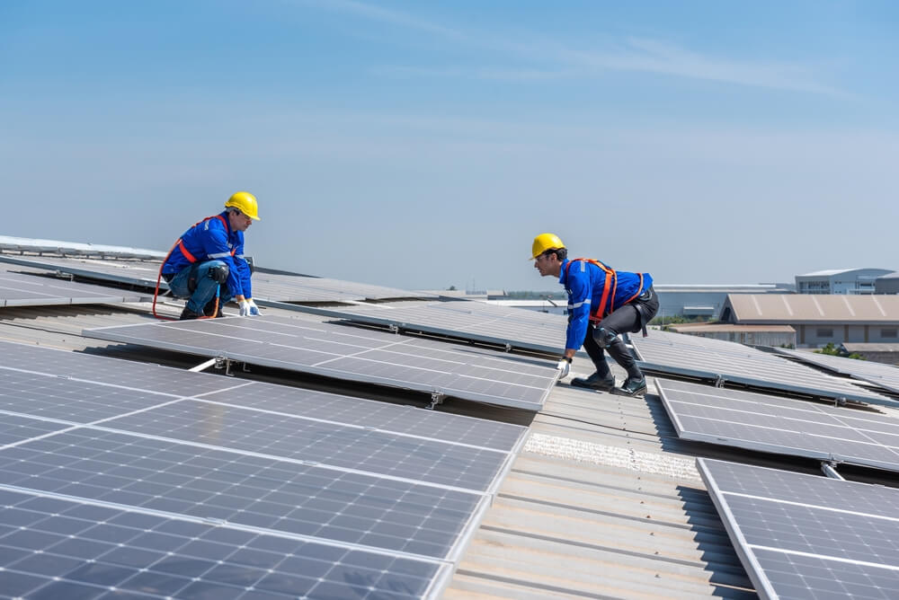 techniciens de panneaux solaires