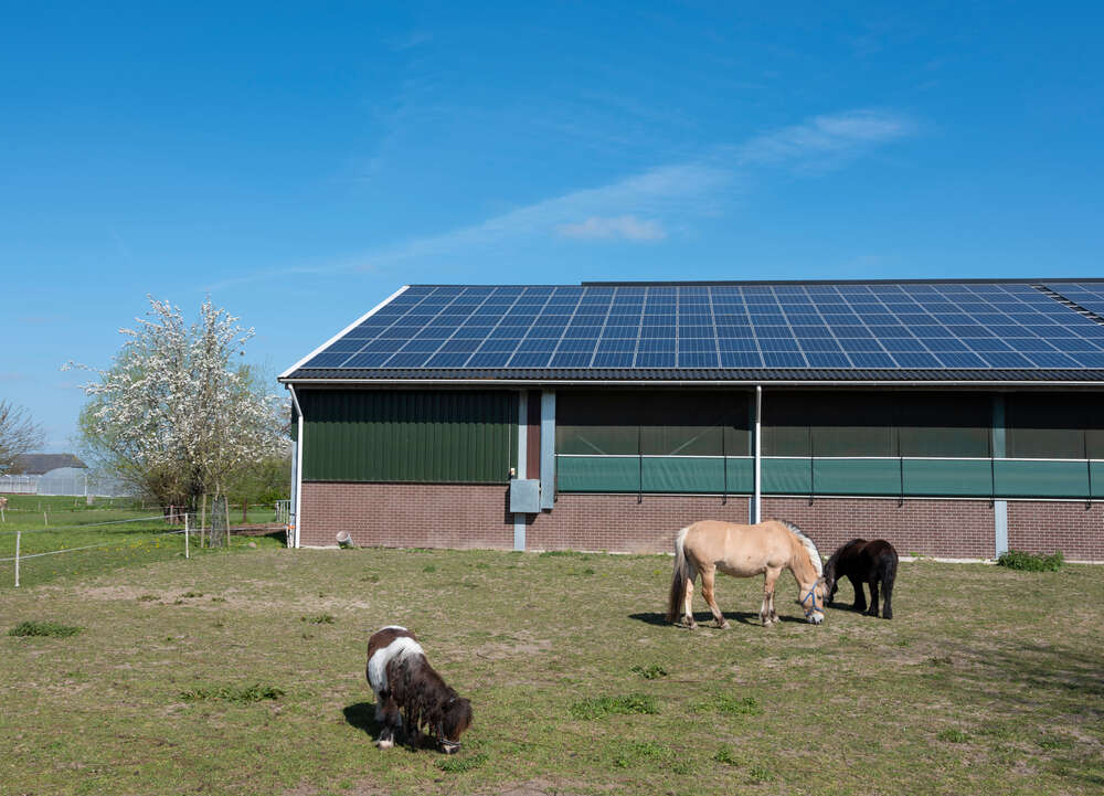 grange avec panneaux solaires